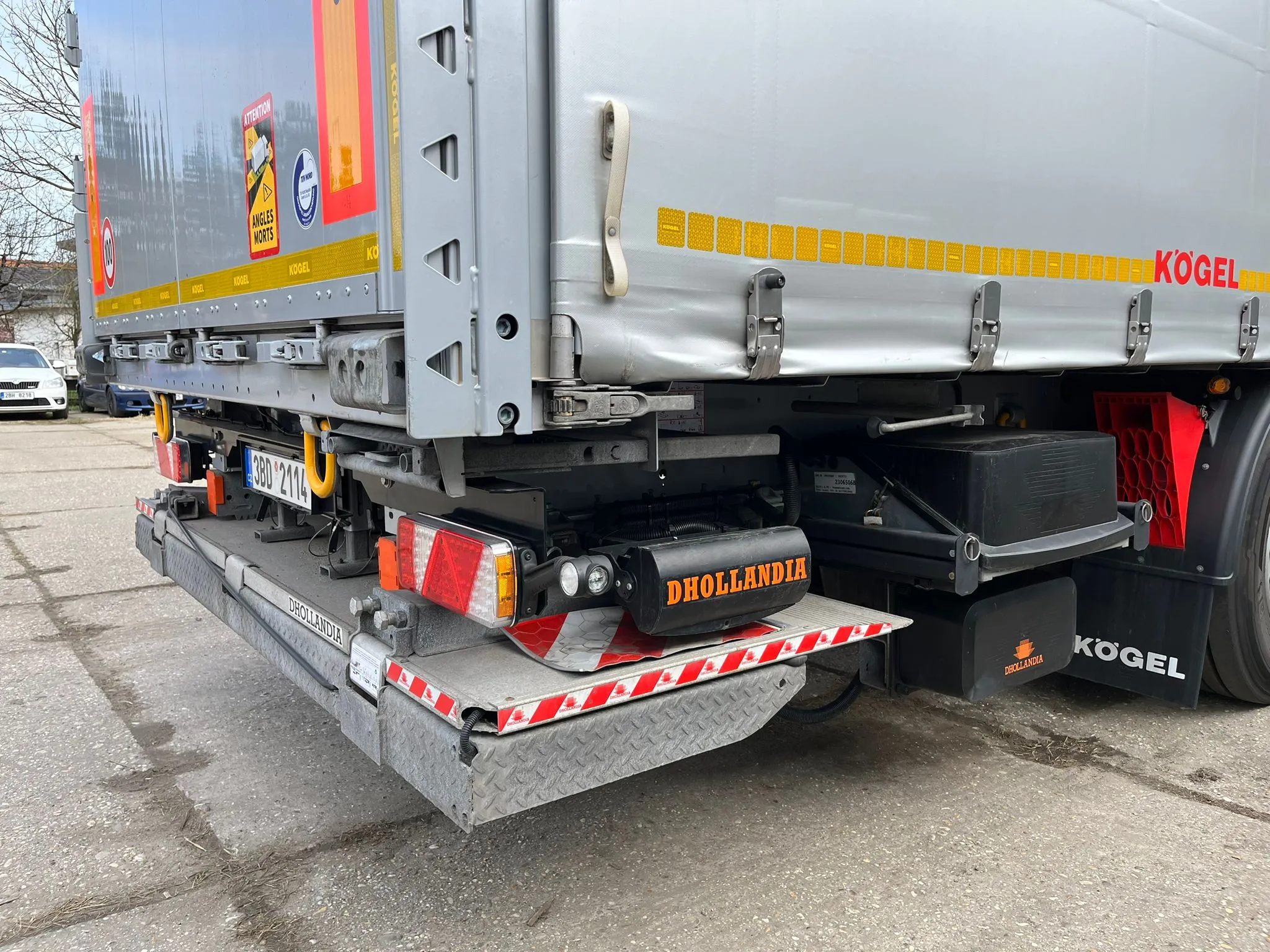 Hydraulické čelo Dhollandia na návěsu CamiTrans