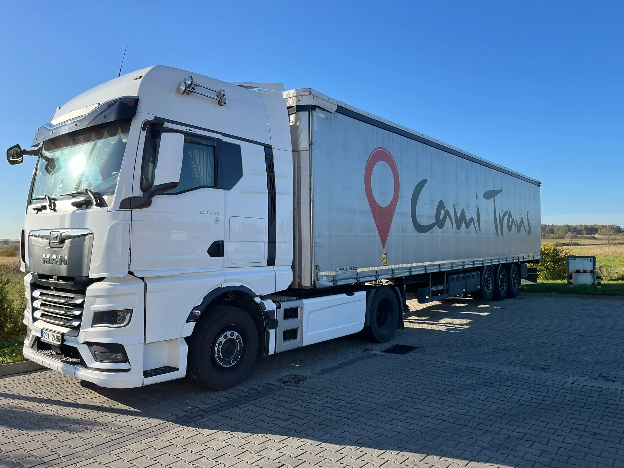 Tahač MAN TGX s plachtovým návěsem CamiTrans