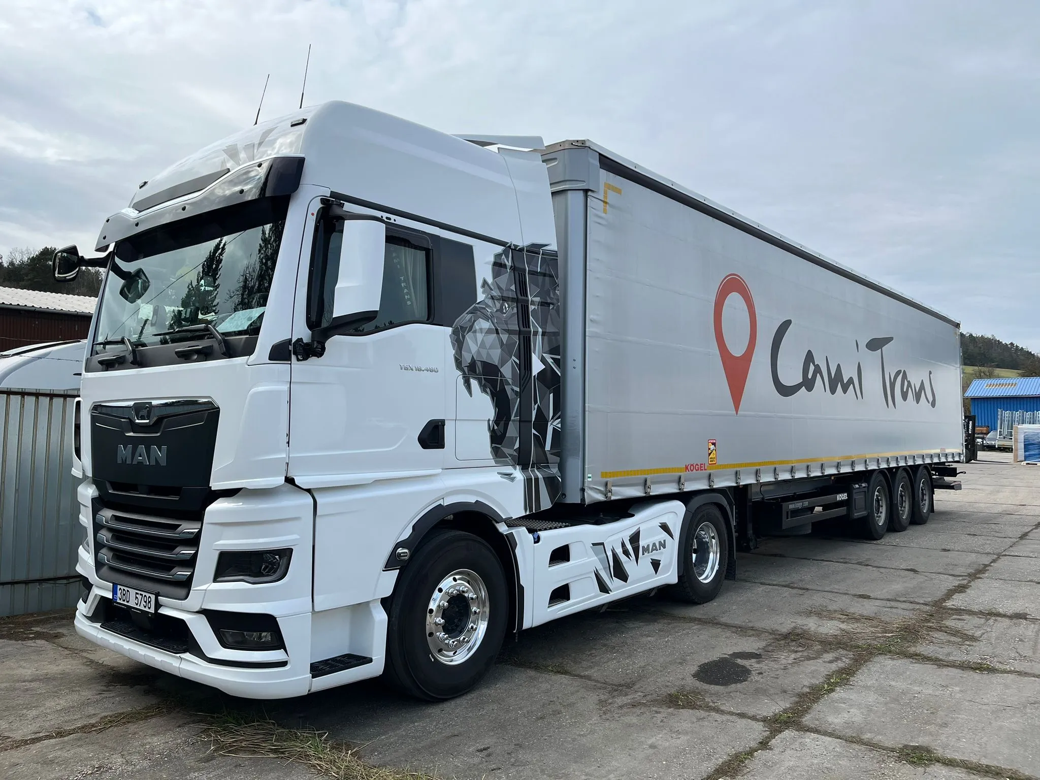 Návěs CamiTrans s hydraulickým čelem pro přepravu motocyklů a čtyřkolek