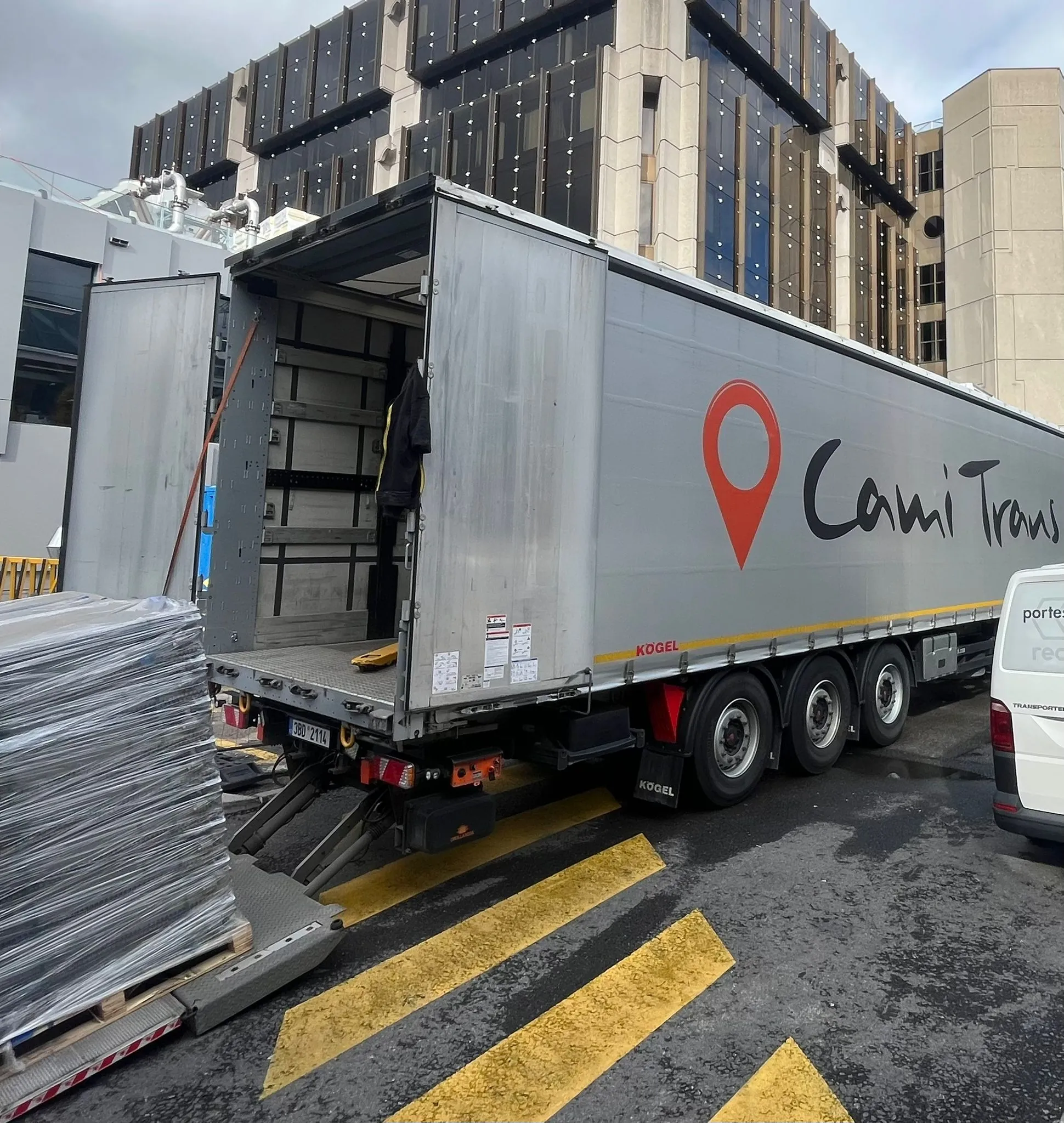 Vykládka palet přes hydraulické čelo návěsu CamiTrans v zahraničí